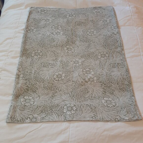 Botanical Pattern Pillowcases 2 Queen Size Green and White - Picture 2 of 5